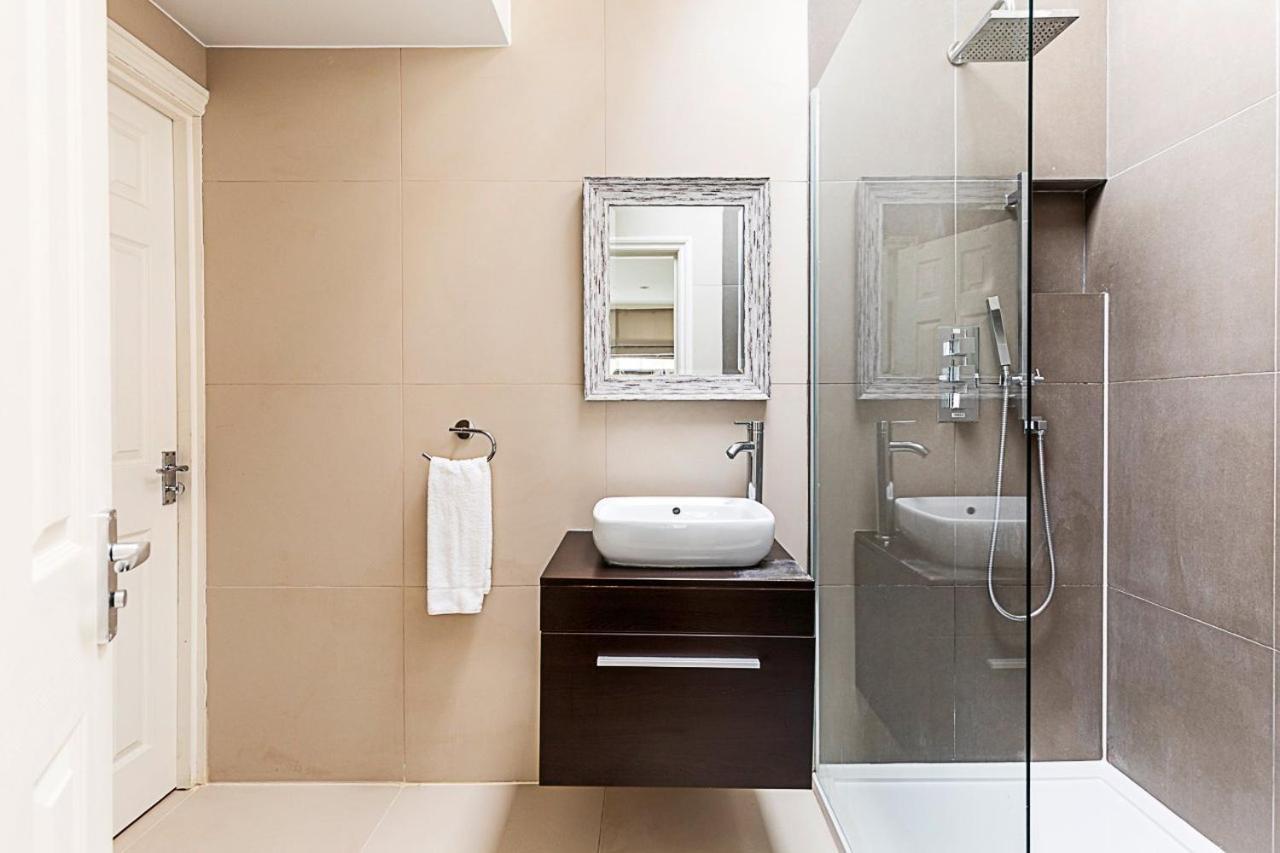 Chic 4-bed House, Camden,